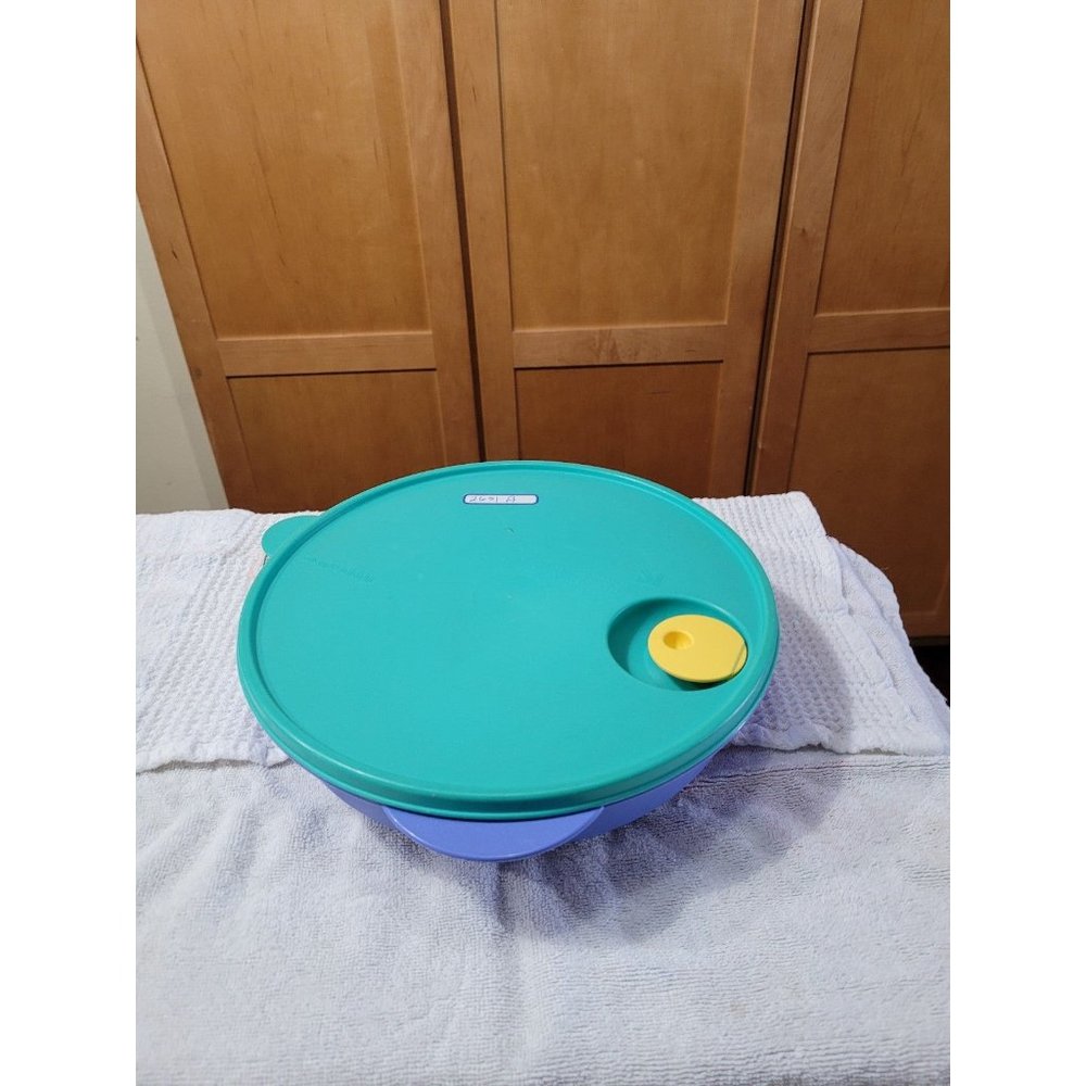 Tupperware Divided Vented Bowl - Picture 3 of 5
